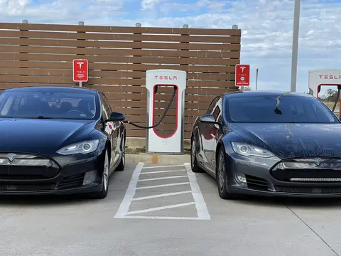 特斯拉FSD定档4月5日！30亿公里本土训练完毕，这次华为遇到硬茬